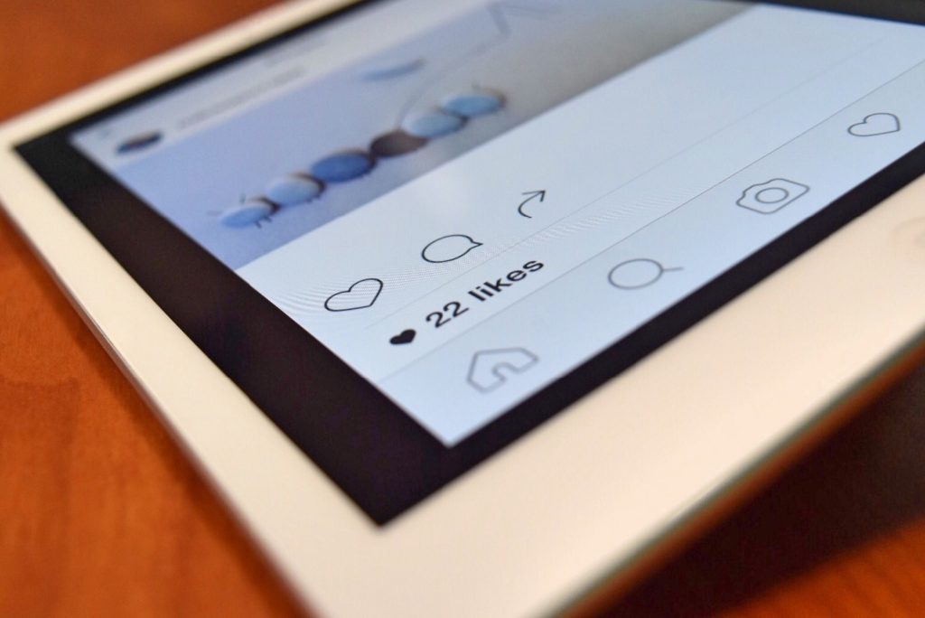 Instagram op tablet: apparaat gebruikt voor populair worden op Instagram en social media marketing