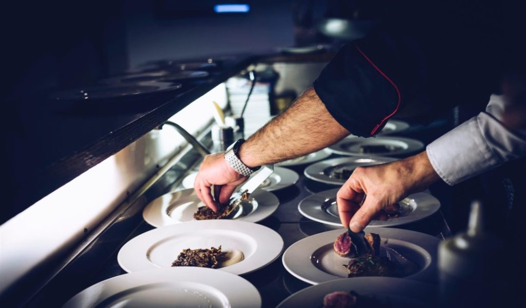 Professionele keuken met moderne apparatuur die regelmatig onderhoud behoeft voor optimale werking