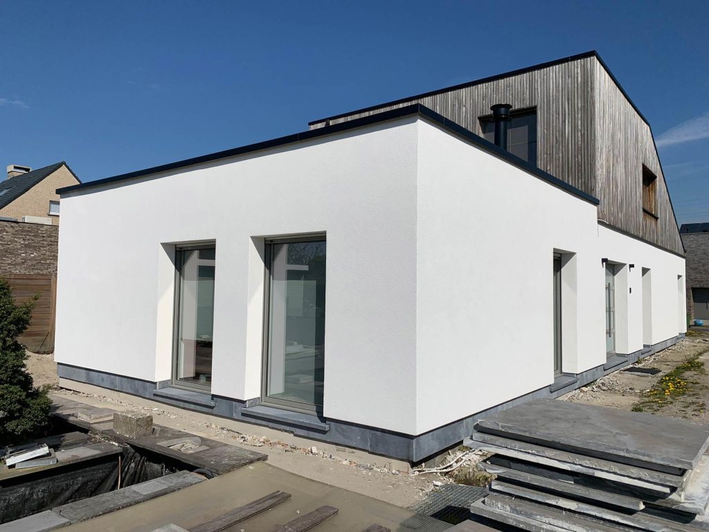 Gevelspecialist toont gevelbekleding met esolatie-isolatie voor woningverbetering en energiebesparing