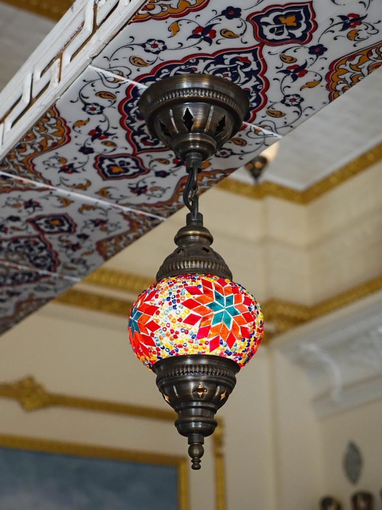 Handgemaakte Marokkaanse decoratie met kleurrijke poefs en traditionele accessoires voor een gezellig interieur