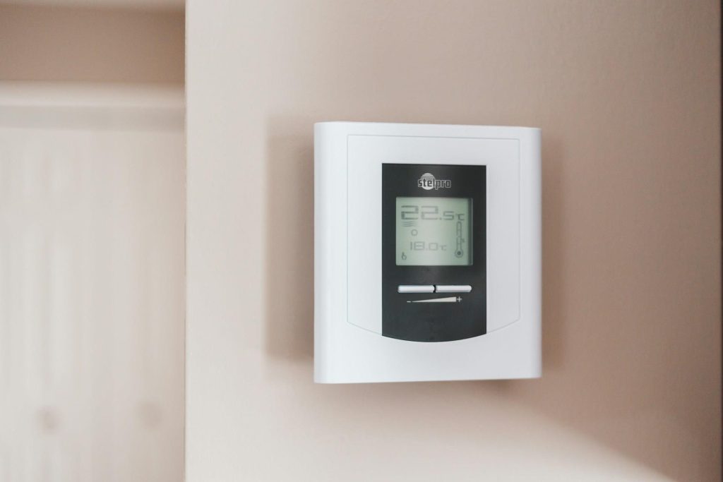 Installatie van ontkoppelingsmatten onder tegels voor vloerverwarming systeem