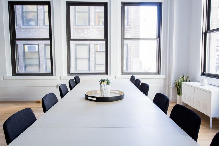 Moderne kantoor met projectinrichter oplossingen: design, akoestische panelen en technologische integratie voor efficiënte we