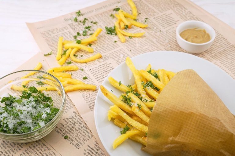 HOME Foodtruck frietjes met sfeerverlichting en houten krijtbord menu als highlight op een event