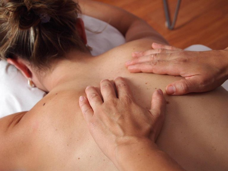 Kinesist in Wetteren voert kinesiotaping toe voor gewrichtontlasting en spierontsteking tijdens revalidatie