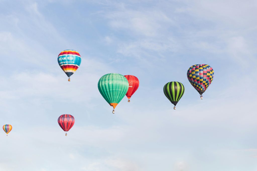 Team during ballonvaart teambuilding activiteit met ontbijt - collega's samen in luchtballon voor sterker groepsgevoel