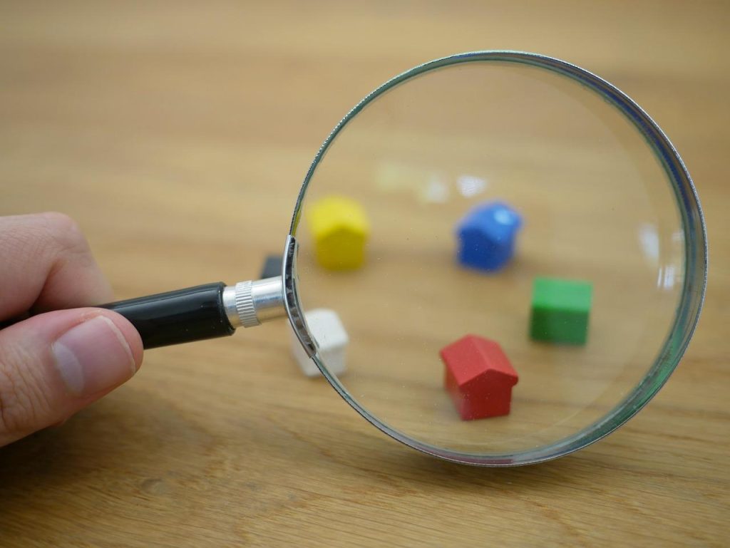 Asbestkeuring procedure: inspectie van asbestbronnen in woning door gecertificeerde deskundige voor attest